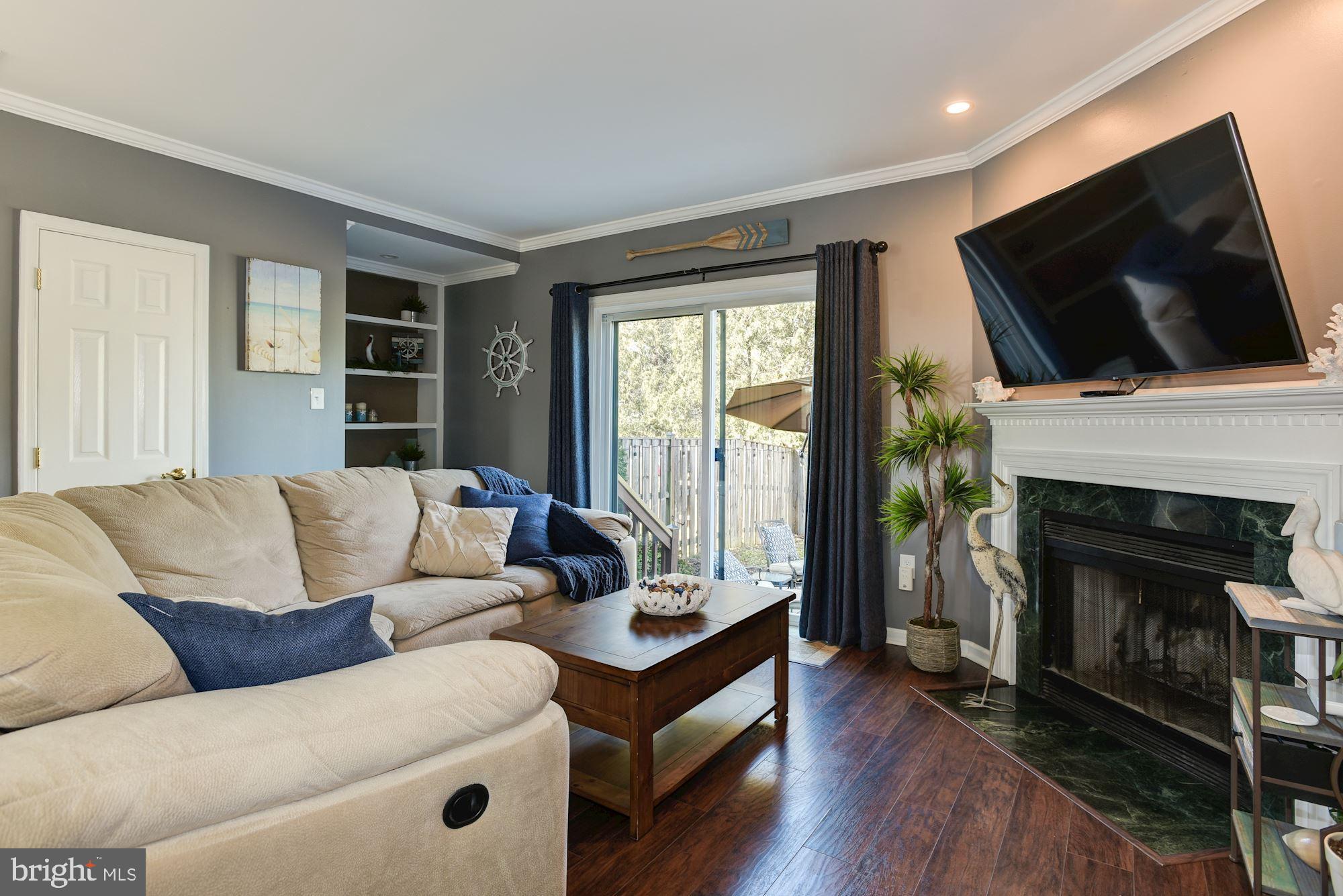 4 Victoria Square Frederick, MD 21702 - Photo 5 of 37 Living Room