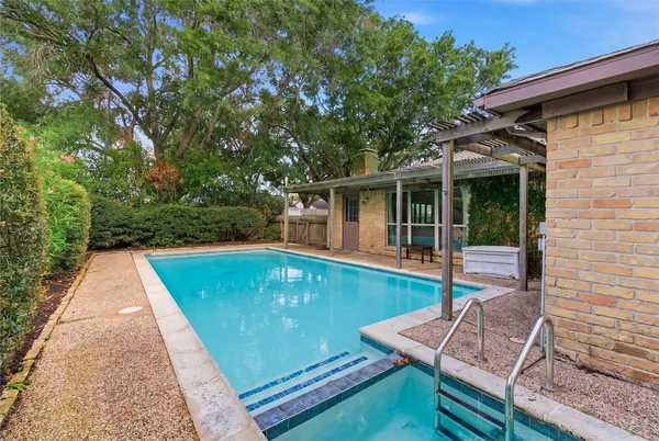 $289,900 | 5043 Whispering Falls Drive, Houston, TX 77084