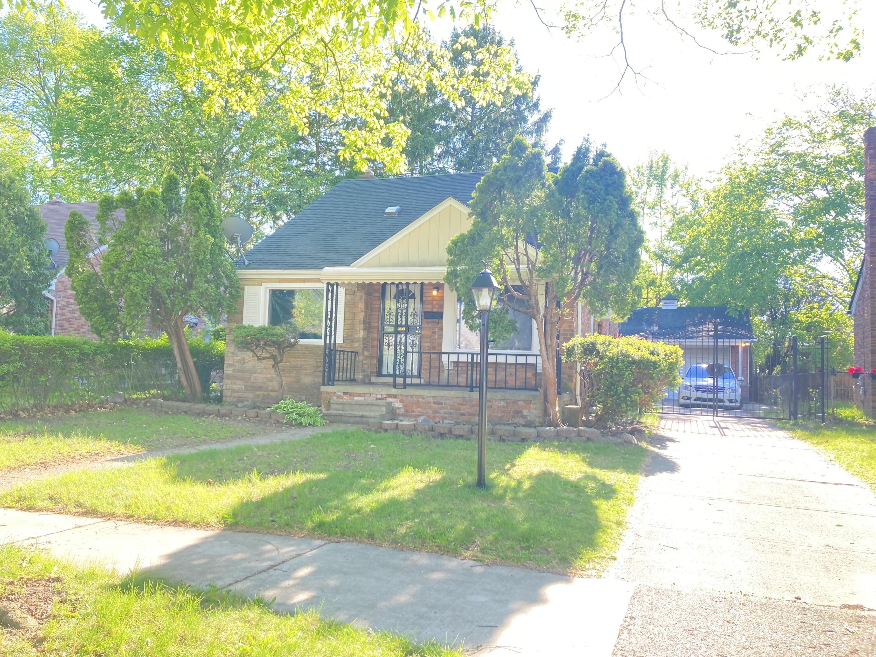 19749 Huntington Road Detroit, MI 48219 - Photo 1 of 9 IMG_8760