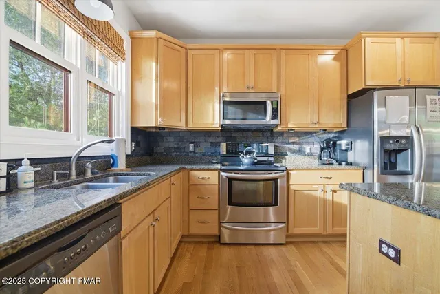 $699,900 | 6 Fieldstone Court, Lake Harmony, PA 18624