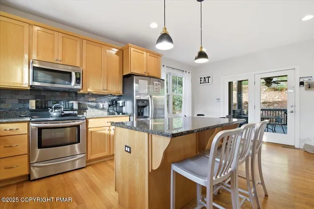 $699,900 | 6 Fieldstone Court, Lake Harmony, PA 18624