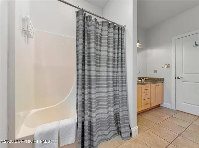 $699,900 | 6 Fieldstone Court, Lake Harmony, PA 18624