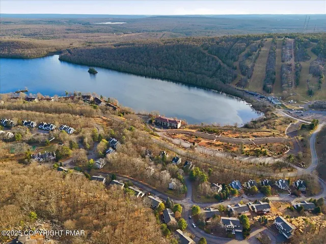 $699,900 | 6 Fieldstone Court, Lake Harmony, PA 18624