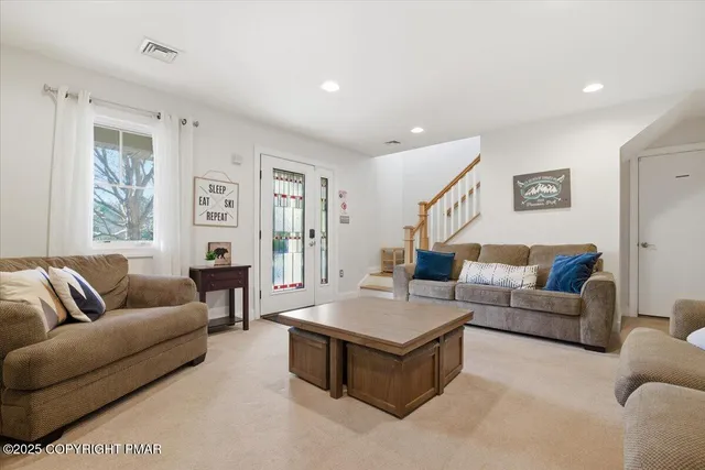 $699,900 | 6 Fieldstone Court, Lake Harmony, PA 18624