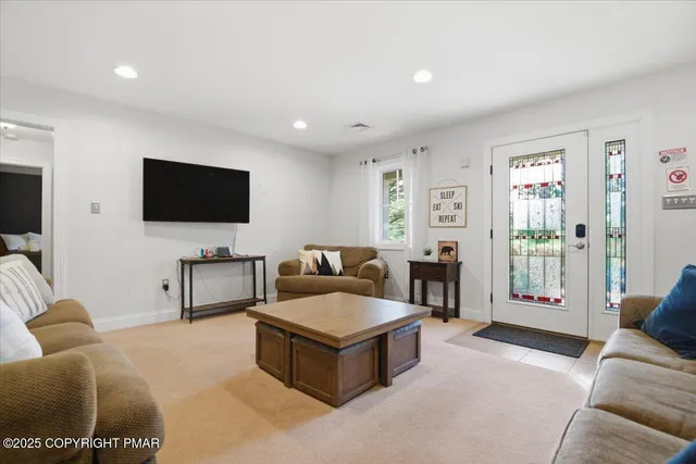 $699,900 | 6 Fieldstone Court, Lake Harmony, PA 18624