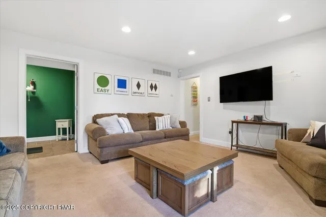 $699,900 | 6 Fieldstone Court, Lake Harmony, PA 18624