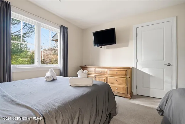 $699,900 | 6 Fieldstone Court, Lake Harmony, PA 18624