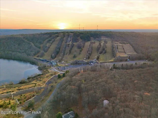 $699,900 | 6 Fieldstone Court, Lake Harmony, PA 18624