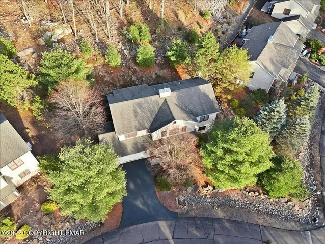 $699,900 | 6 Fieldstone Court, Lake Harmony, PA 18624