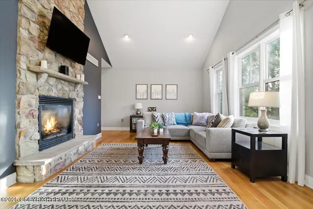 $699,900 | 6 Fieldstone Court, Lake Harmony, PA 18624