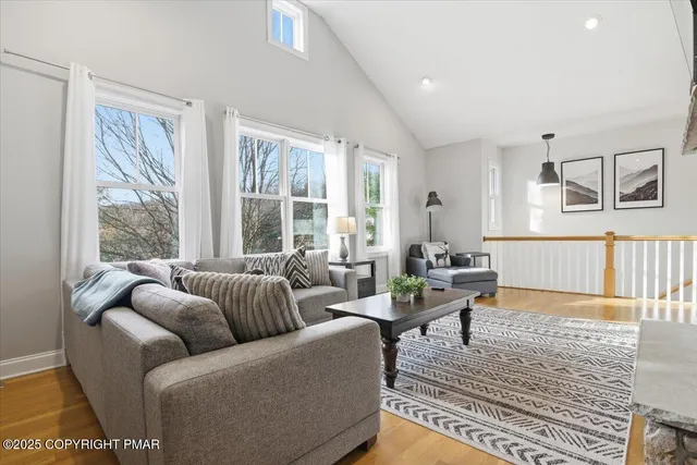 $699,900 | 6 Fieldstone Court, Lake Harmony, PA 18624