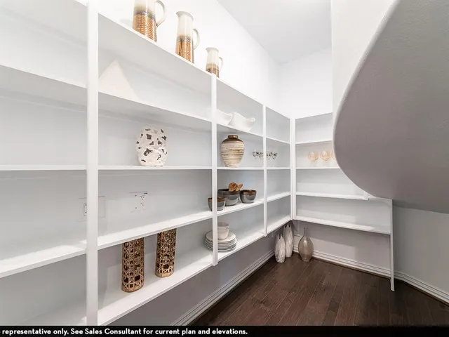 a view of an empty room with shelf