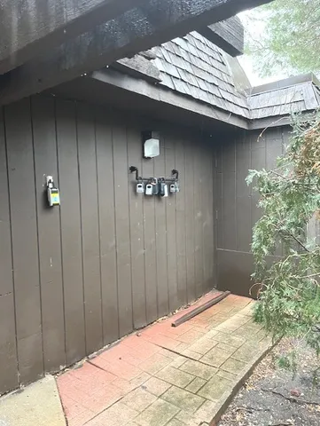 a view of a backyard