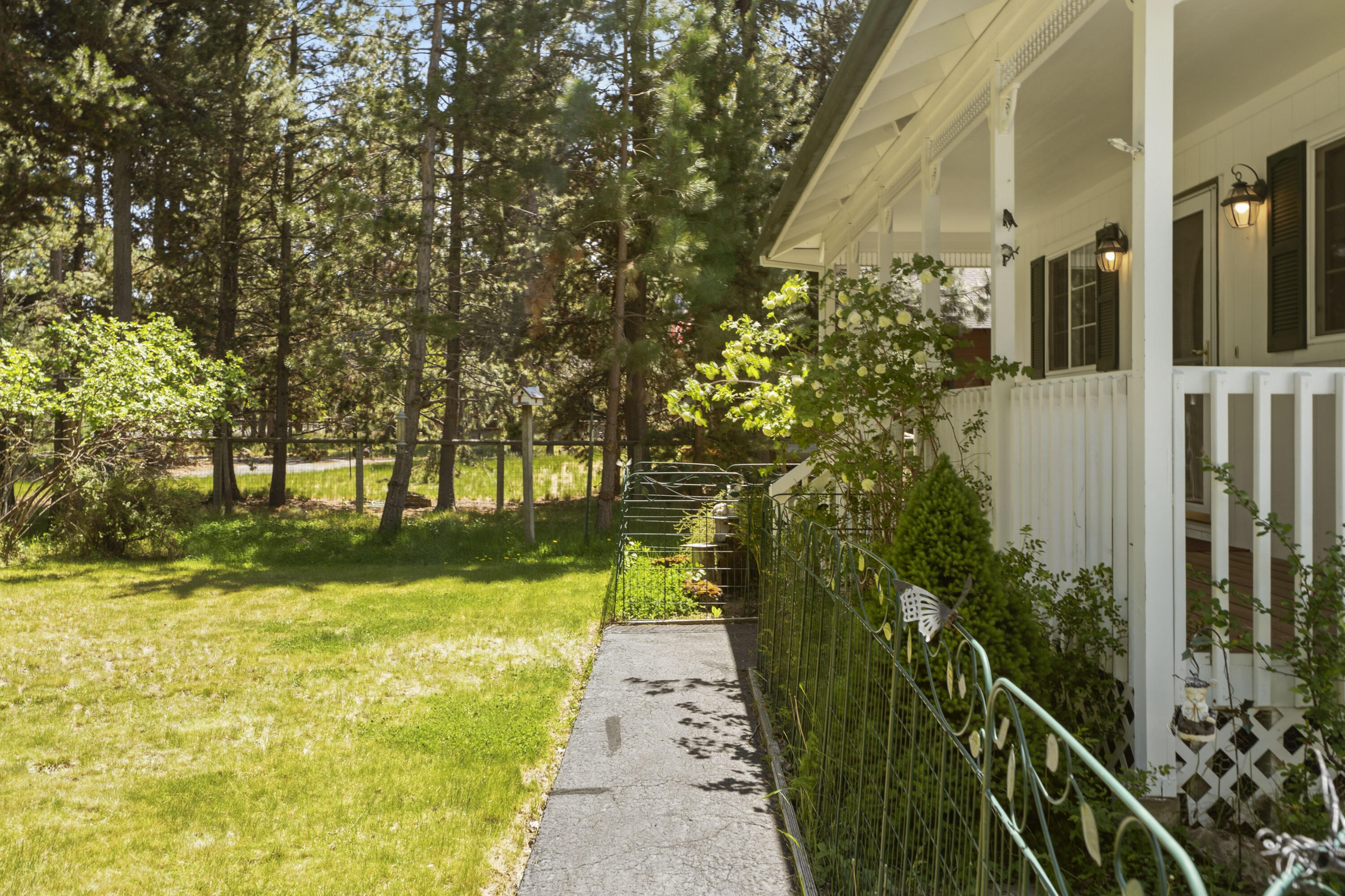 55885 Osprey Road Bend, OR 97707 - Photo 32 of 58 Pathway leading to front door.