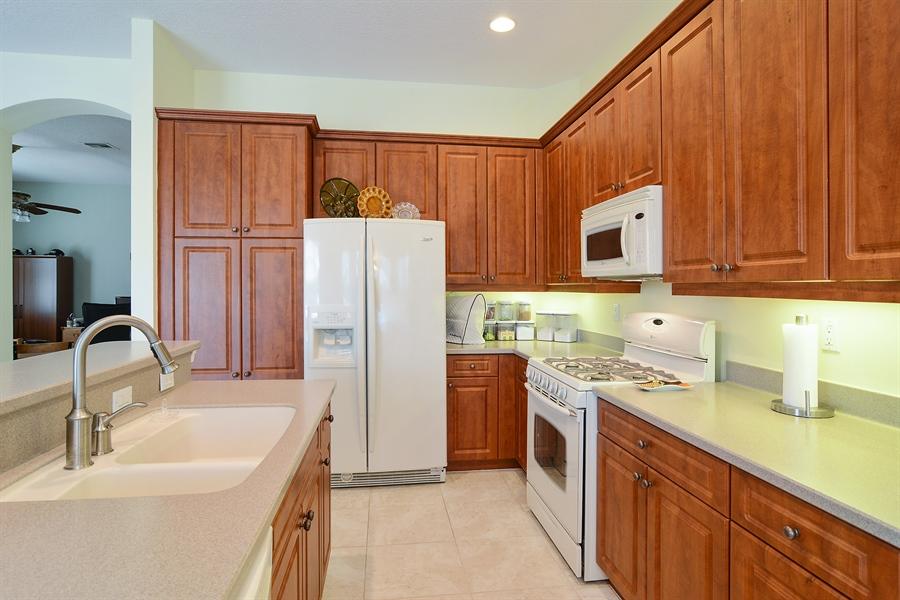 399 Springview Loop Port St. Lucie, FL 34986 - Photo 4 of 30 399 Springview kitchen2