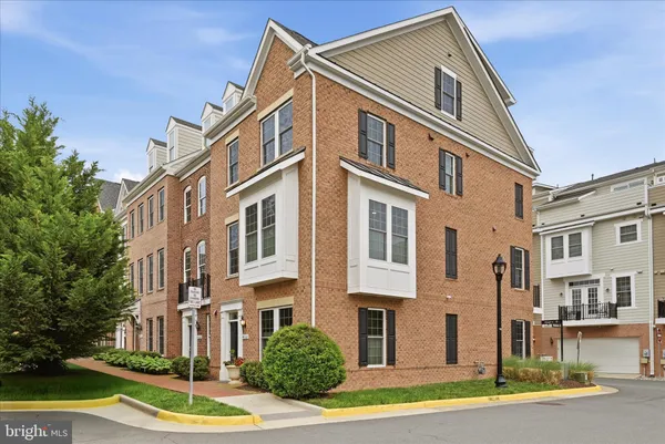 $835,000 | 402 Haupt Square Southeast, Leesburg, VA 20175