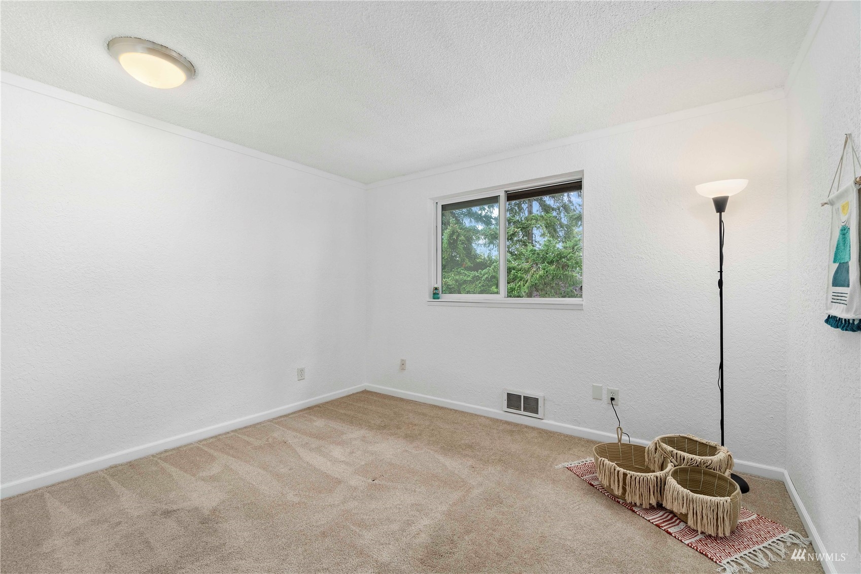 1800 Grant Avenue South, Unit D2 Renton, WA 98055 - Photo 22 of 23 a room with a window