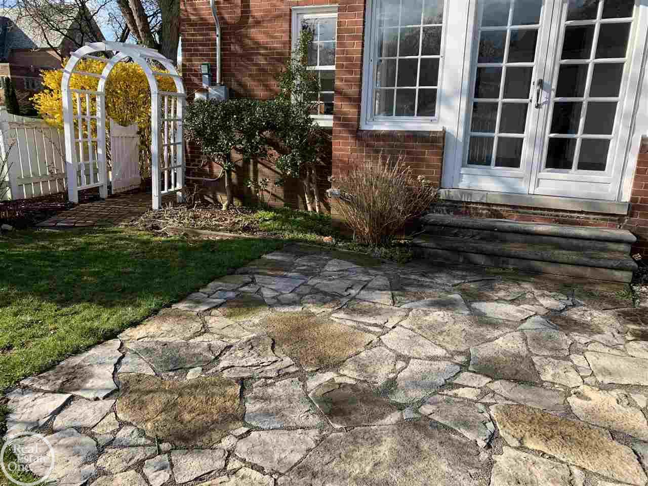 404 Lothrop Road Grosse Pointe, MI 48236 - Photo 32 of 33 50005581-31.JPG