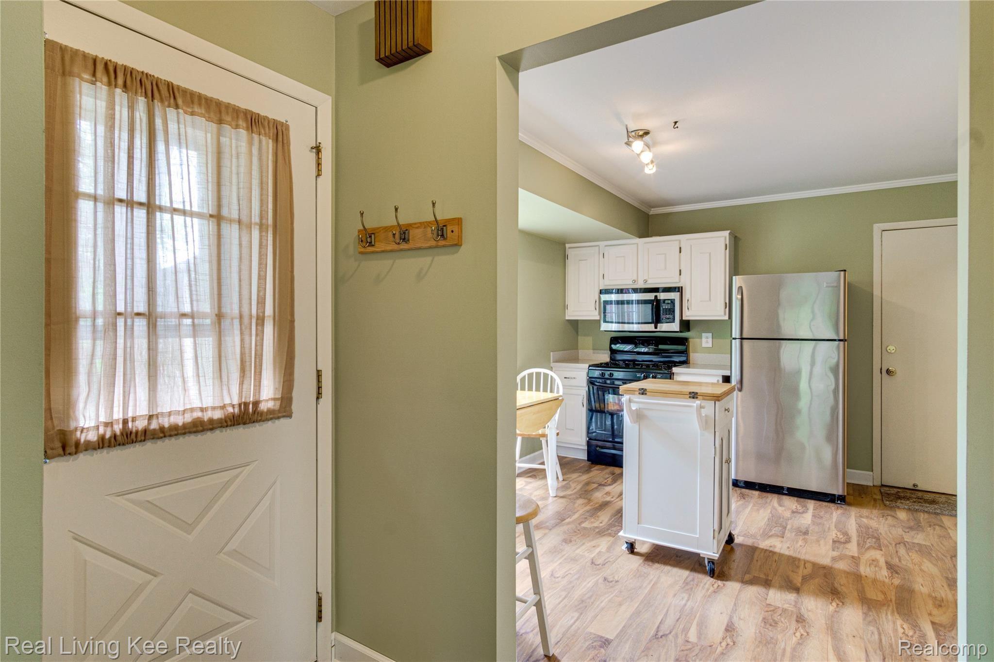 1590 Ravine Lane, Unit 171 Rochester, MI 48306 - Photo 3 of 22 View of kitchen from foyer.