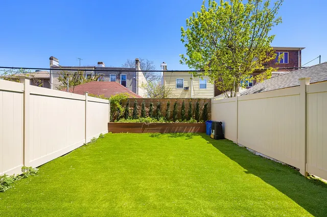 a view of a back yard