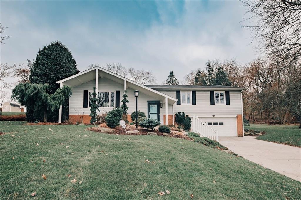 a view of a house with backyard