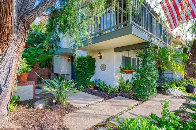 a view of a yard in front of house