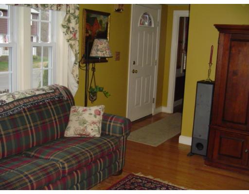 52 Chisholm Road Weymouth, MA 02190 - Photo 3 of 10