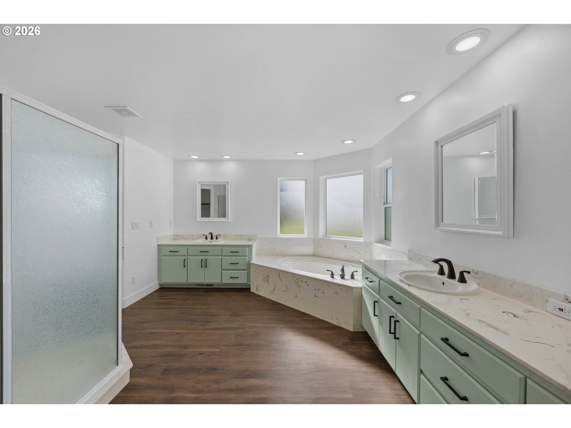 475 Curry Road Roseburg, OR 97471 - Photo 22 of 48 Owner's Suite Bathroom