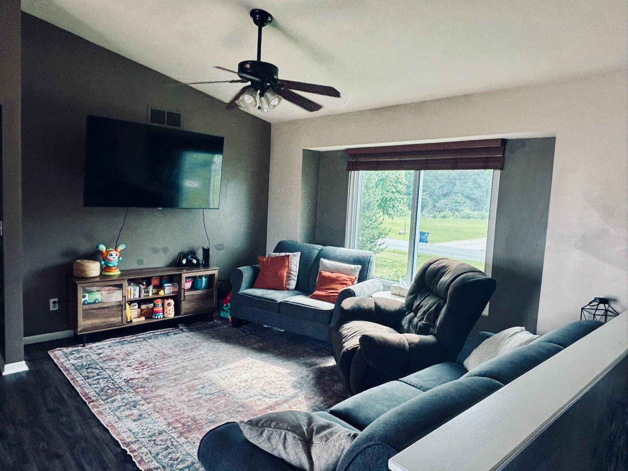 6097 Johnson Road Greenville, MI 48838 - Photo 4 of 22 Living Room
