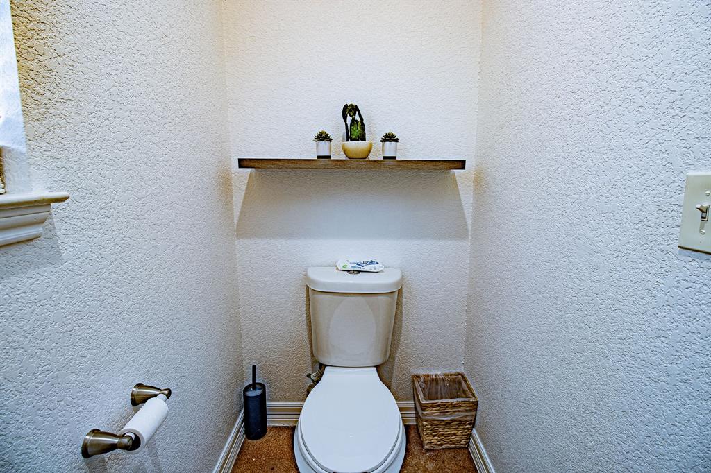 328 Meadow Lane Red Oak, TX 75154 - Photo 17 of 35 Bathroom featuring a textured wall