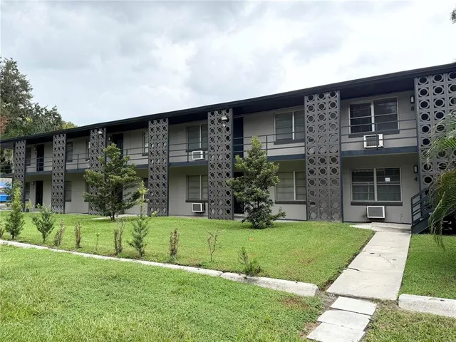a view of a yard in front of house