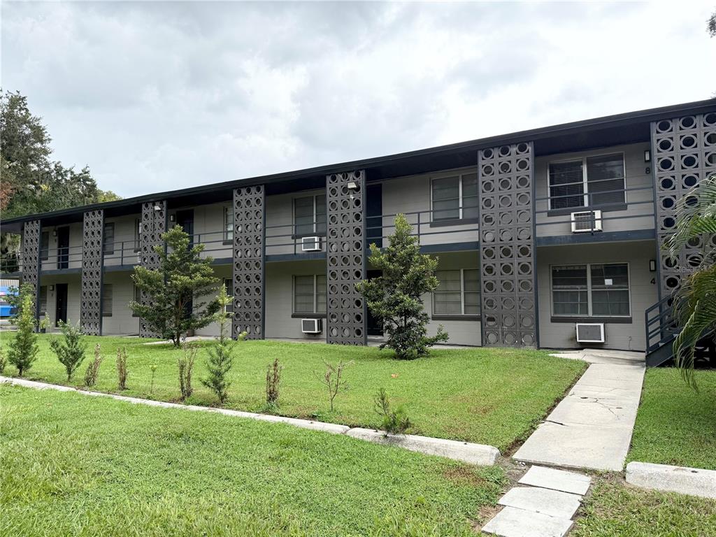 a view of a yard in front of house