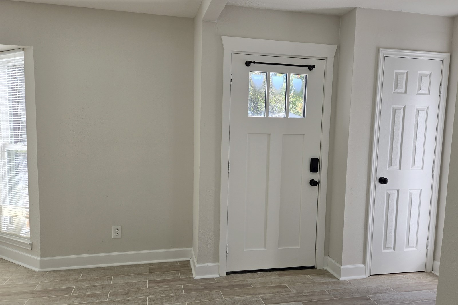 8822 Rowan Lane Houston, TX 77036 - Photo 2 of 12 an empty room with windows and closet