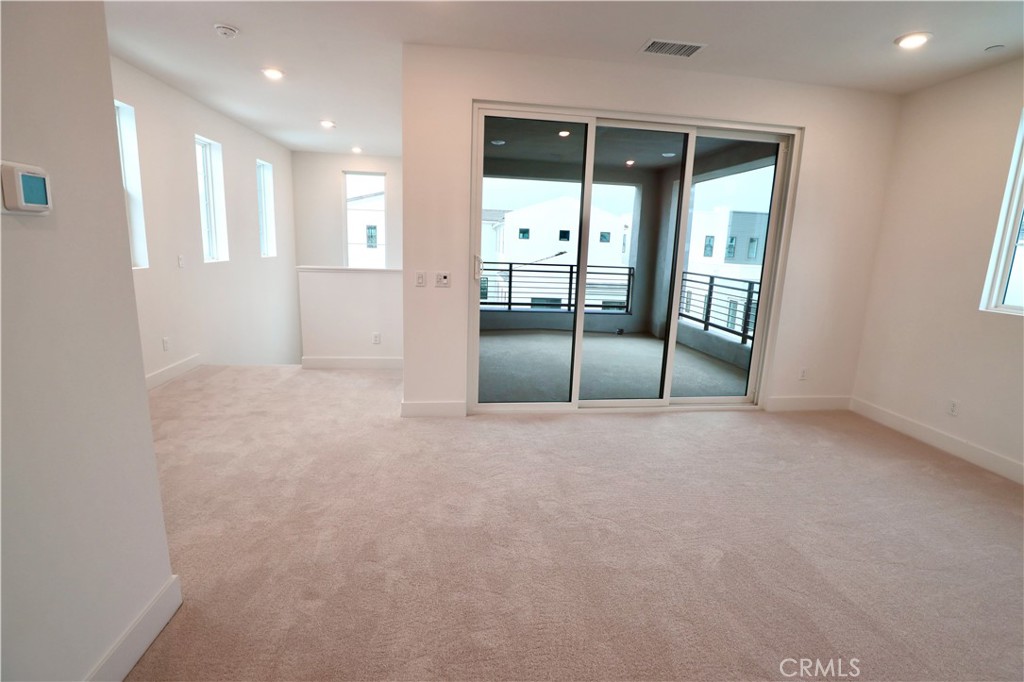 110 Yugen Irvine, CA 92618 - Photo 5 of 28 en empty room with sliding glass door shower