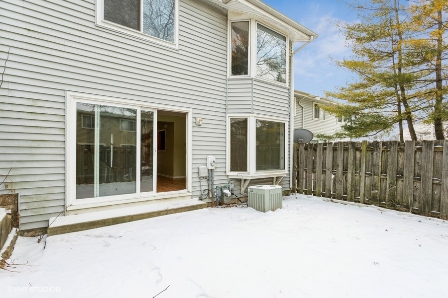 190 Roberts Road Bolingbrook, IL 60440 - Photo 3 of 15 a view of a house with a outdoor space