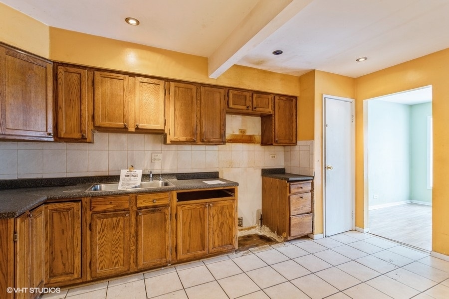 190 Roberts Road Bolingbrook, IL 60440 - Photo 9 of 15 a kitchen with stainless steel appliances granite countertop a sink and cabinets