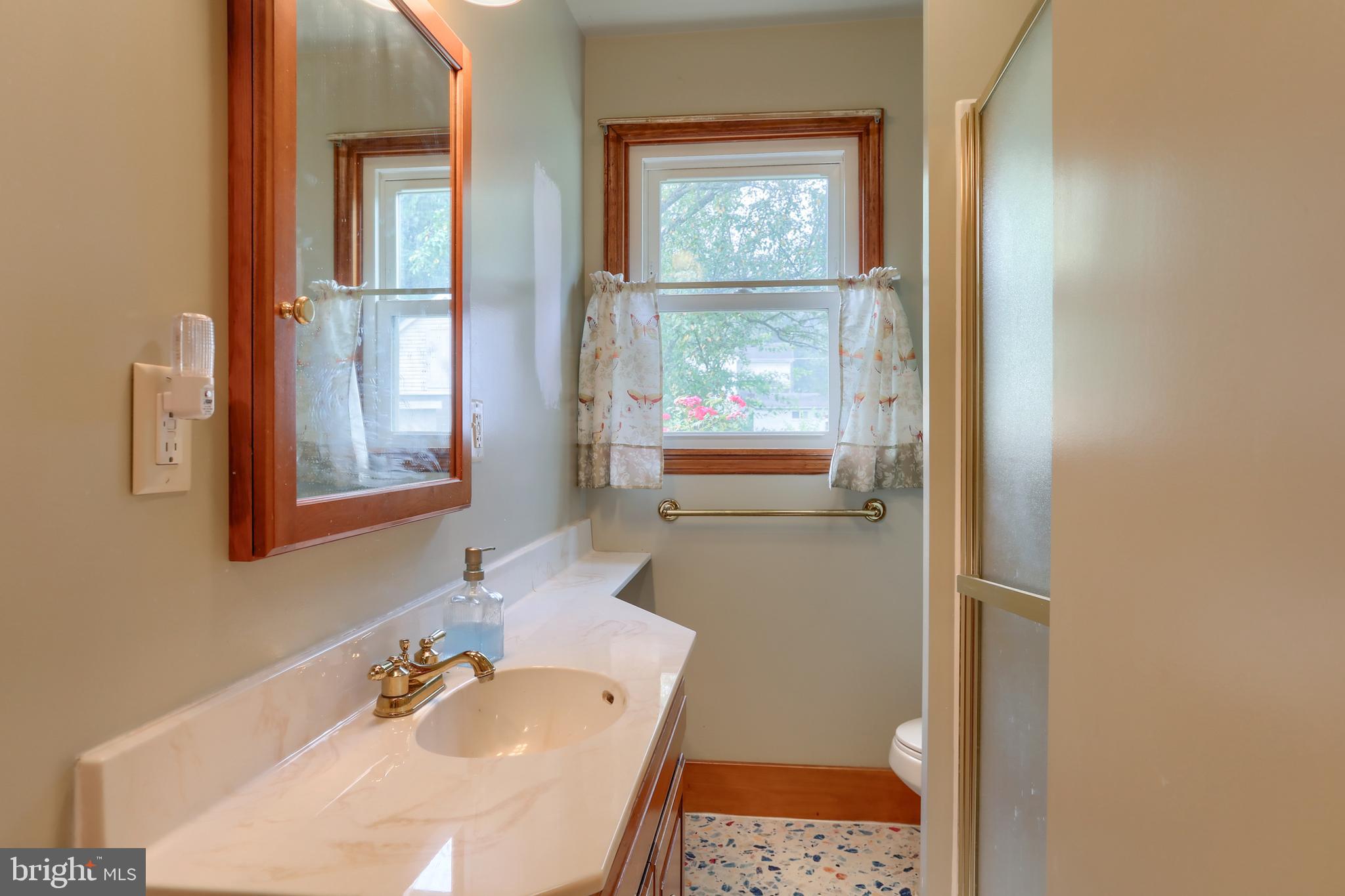 206 Rex Street Lebanon, PA 17042 - Photo 15 of 38 Full bathroom main level