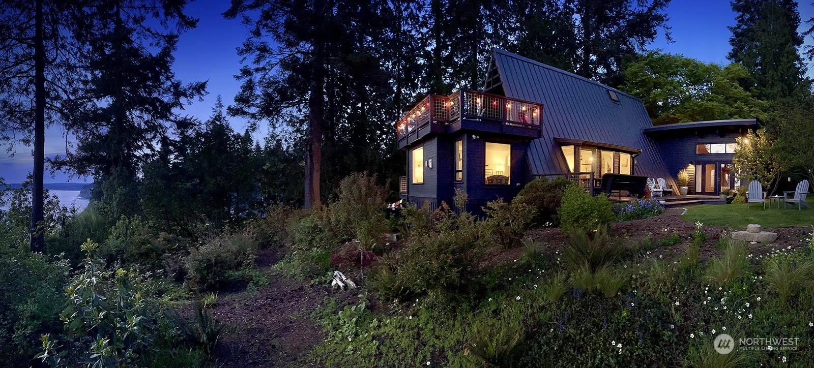 6828 Sills Road Clinton, WA 98236 - Photo 38 of 40 a front view of a house with a yard