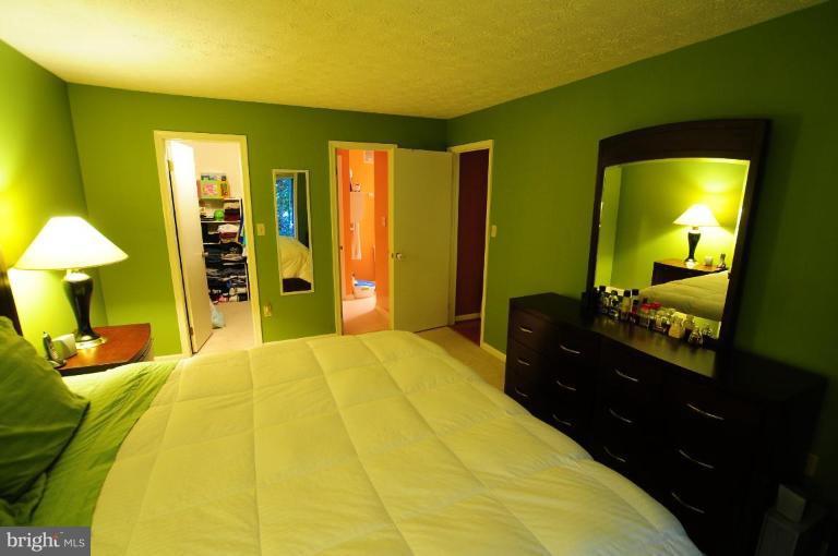 2297 Hunter's Run Drive, Unit 2297 Reston, VA 20191 - Photo 3 of 17 a bedroom with a bed and a dresser