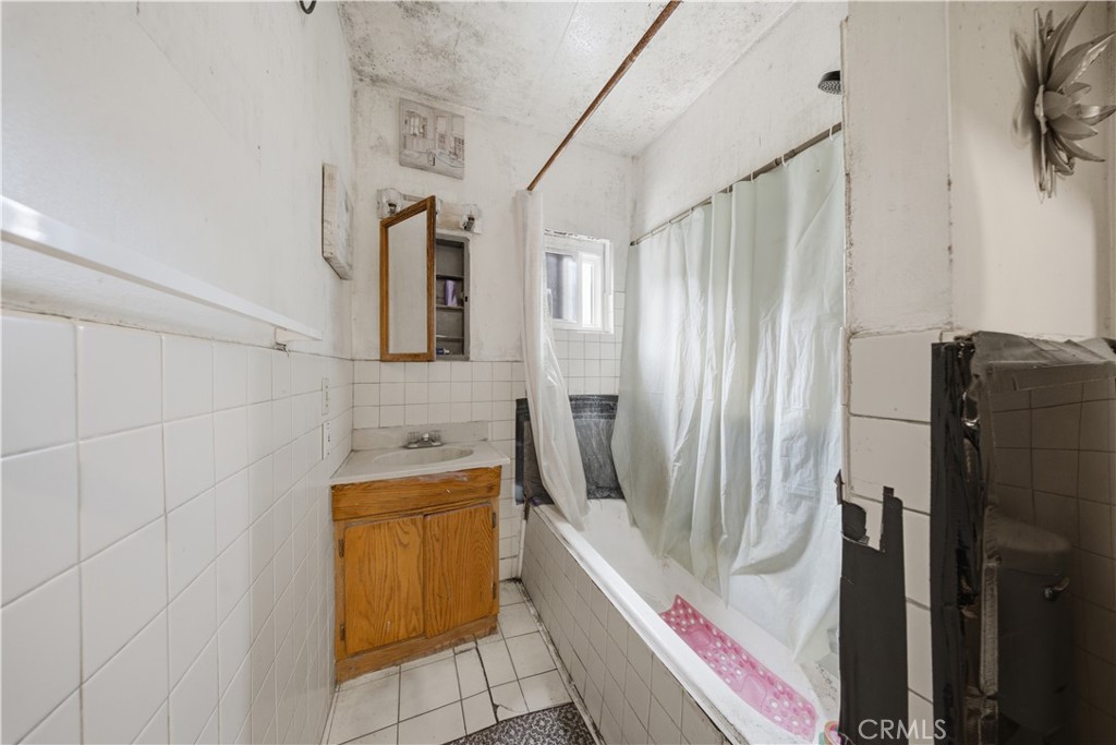 511 North Chester Avenue Compton, CA 90221 - Photo 8 of 9