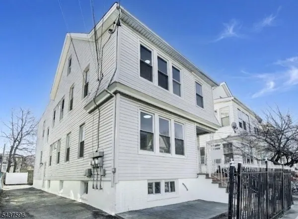 $2,700 | 186 Isabella Avenue, Unit 1, Irvington, NJ 07111