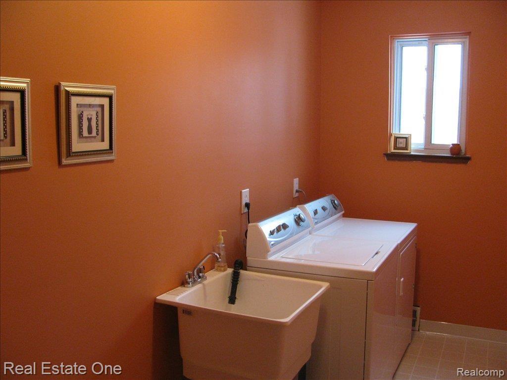 295 Coldiron Drive Rochester, MI 48307 - Photo 18 of 23 1st Fl Laundry