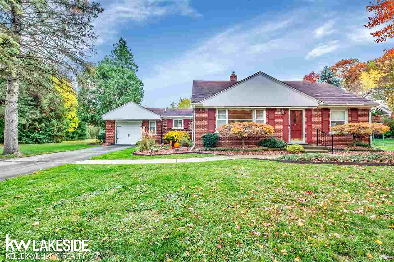 157 Nawakwa Road Rochester, MI 48307 - Photo 4 of 32 50027447-3.JPG