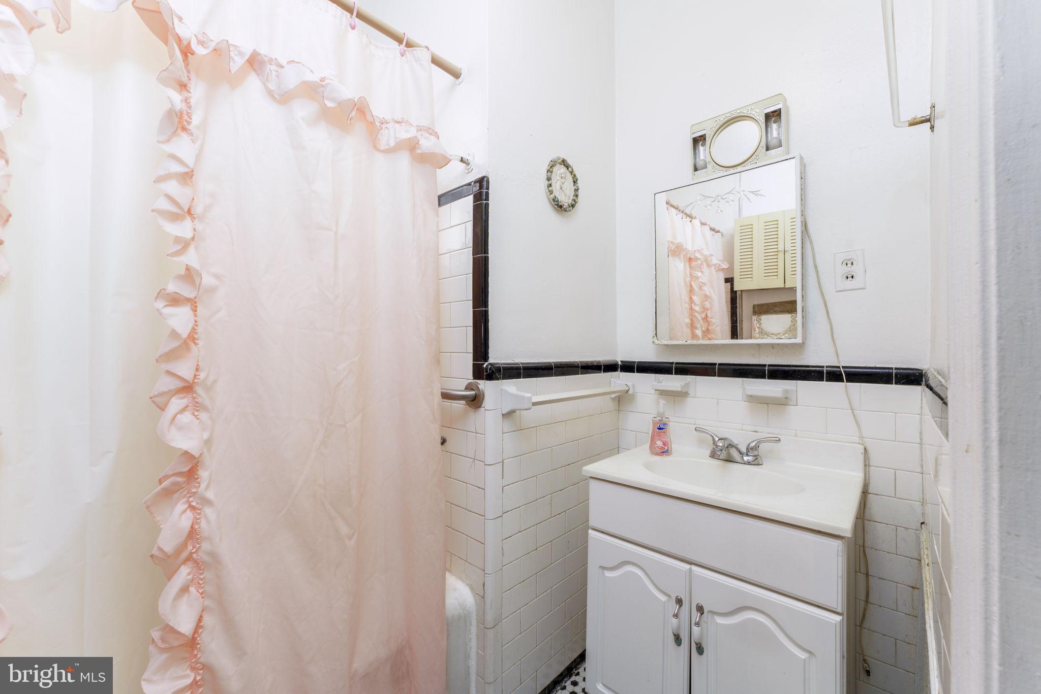 2501 West Cold Spring Lane Baltimore, MD 21215 - Photo 13 of 21 Full Bathroom