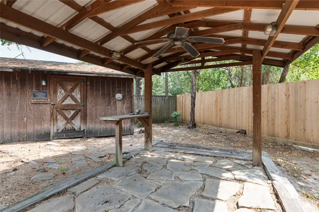 a view of a backyard