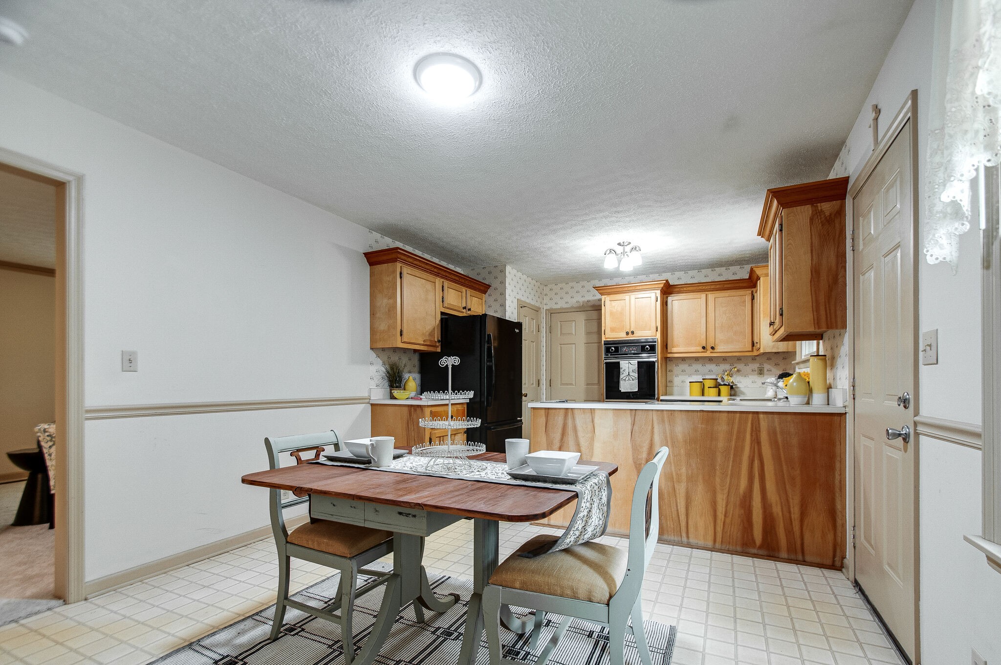 226 Old Columbia Road Dickson, TN 37055 - Photo 11 of 33 a kitchen with a table and chairs in it