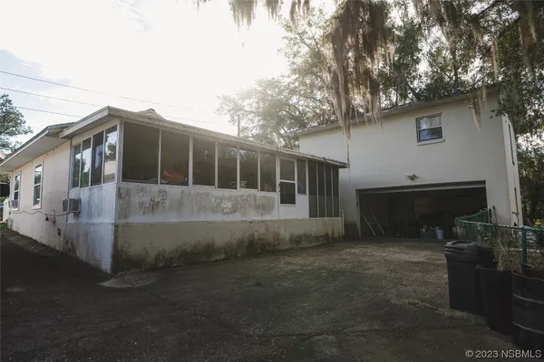 a view of a backyard