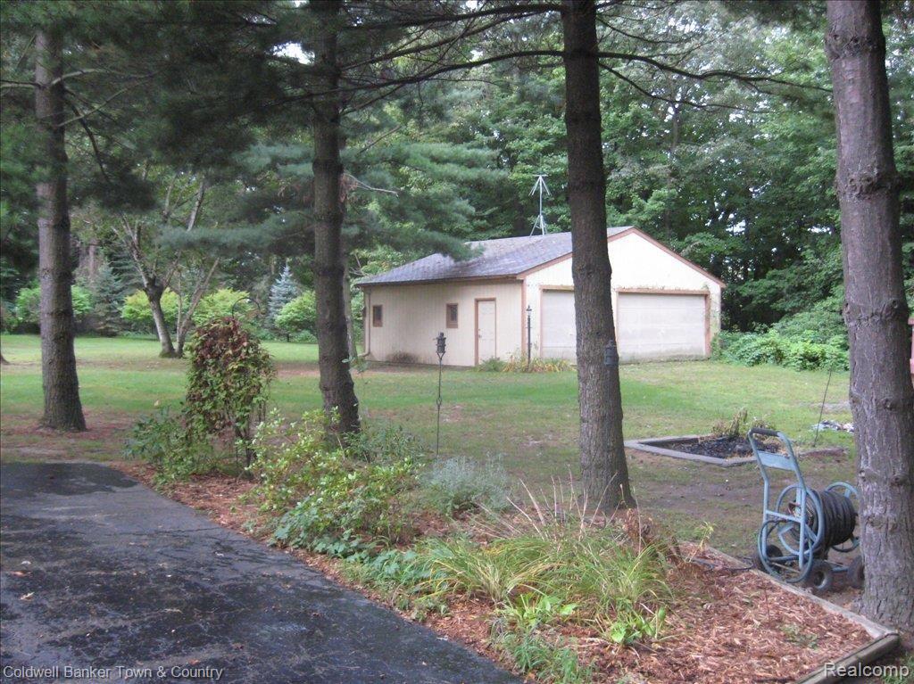 9380 Hyne Road Brighton, MI 48114 - Photo 2 of 19 9380 Hyne 002second garage on p