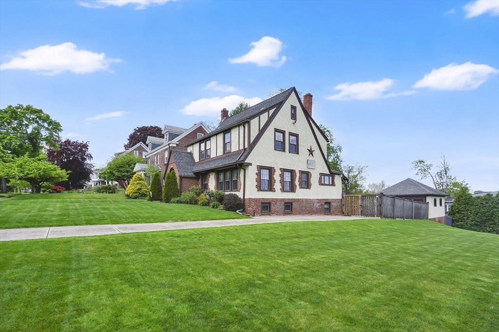 146 Bellevue Avenue Springfield, MA 01108 - Photo 4 of 42