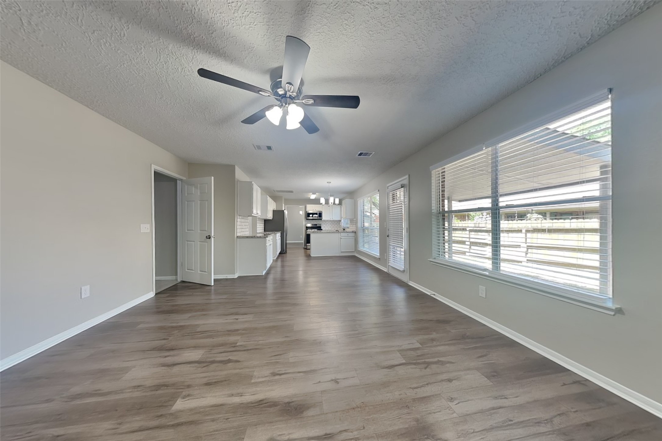 5 Regency Court Conroe, TX 77304 - Photo 2 of 22